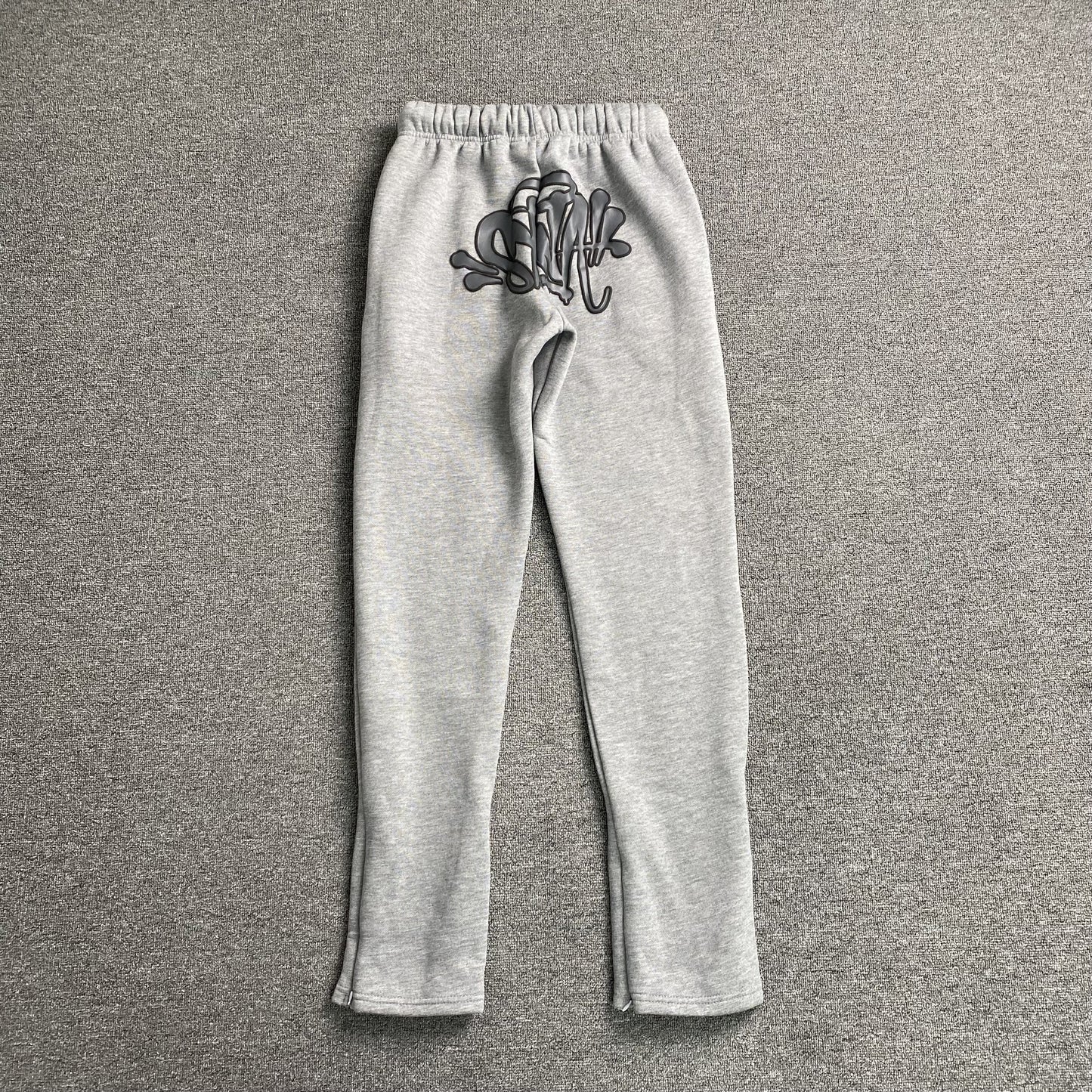 SYNA WORLD SYNA LOGO SWEATPANTS GREY - Vanté®