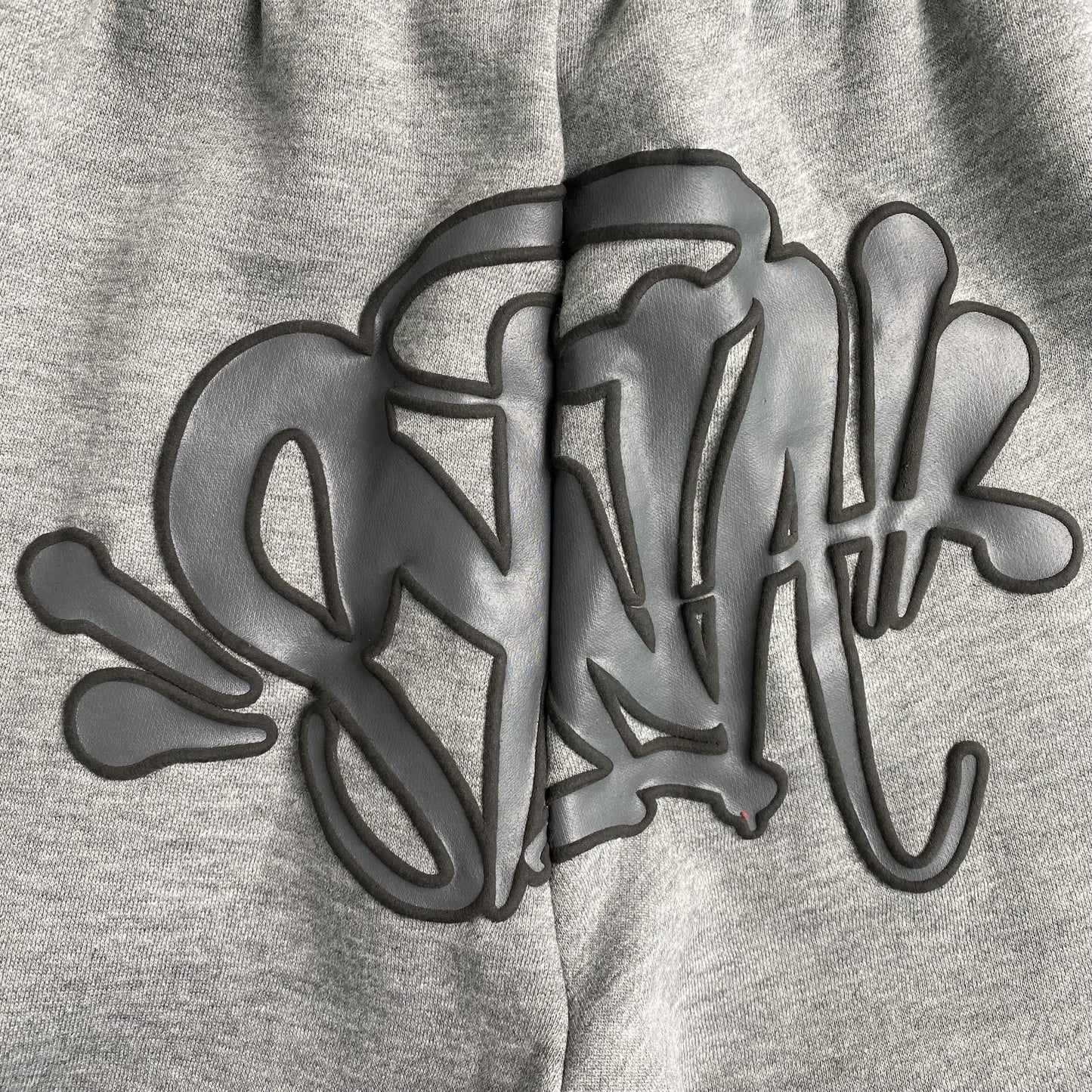 SYNA WORLD SYNA LOGO SWEATPANTS GREY - Vanté®